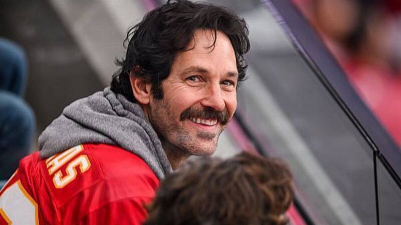 Hollywood star Paul Rudd surprises young voters queueing on US polling day Hollywood star Paul Rudd surprises young voters queueing on US polling day
