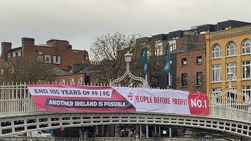 Ha'penny Bridge banner calls for end to 100 years of Fine Gael and Fianna Fáil Ha'penny Bridge banner calls for end to 100 years of Fine Gael and Fianna Fáil