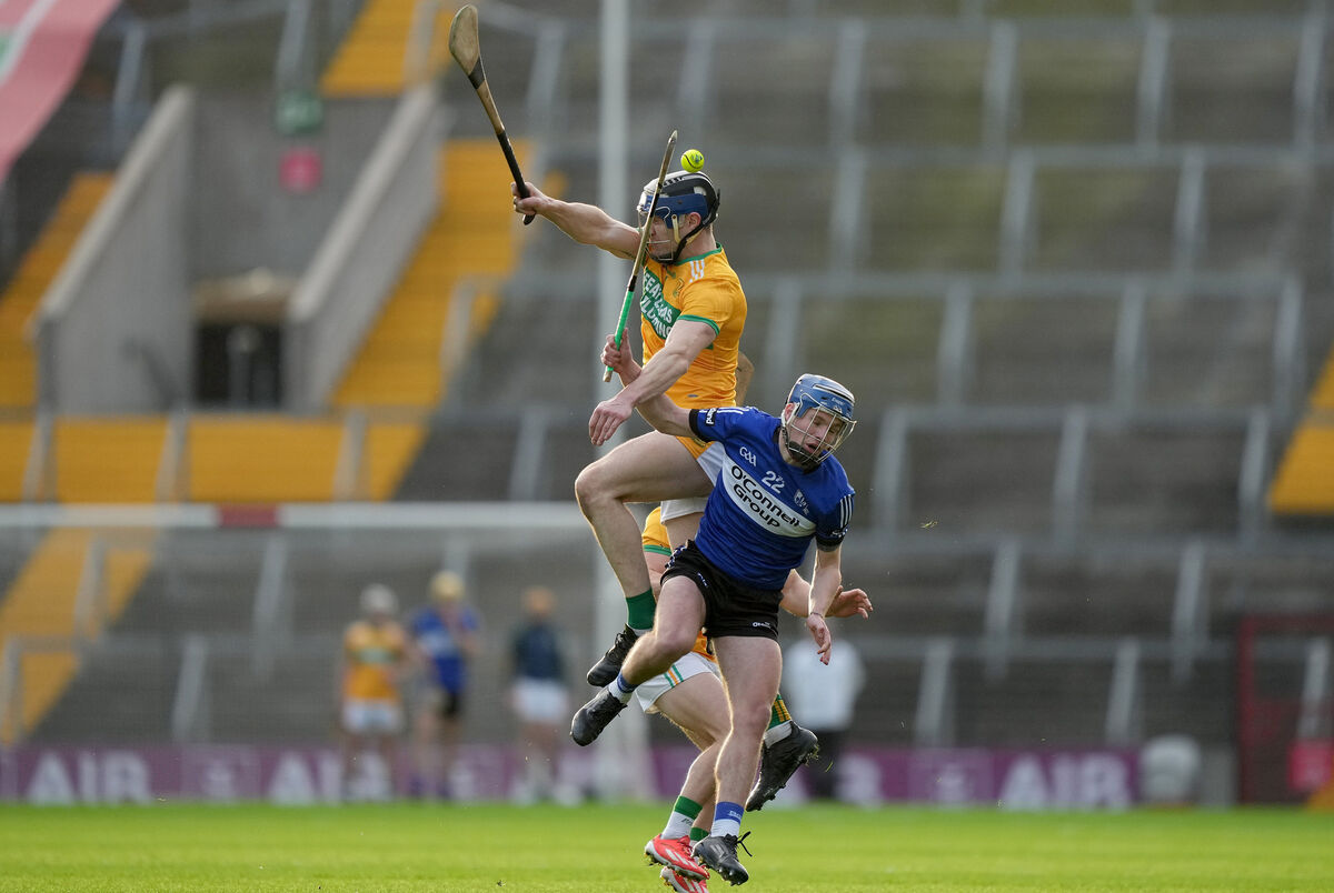 Sarsfields' Cathal McCarthy contests possession with Feakle's Enda Noonan. Picture: Inpho/James Lawlor Sarsfields' Cathal McCarthy contests possession with Feakle's Enda Noonan. Picture: Inpho/James Lawlor
