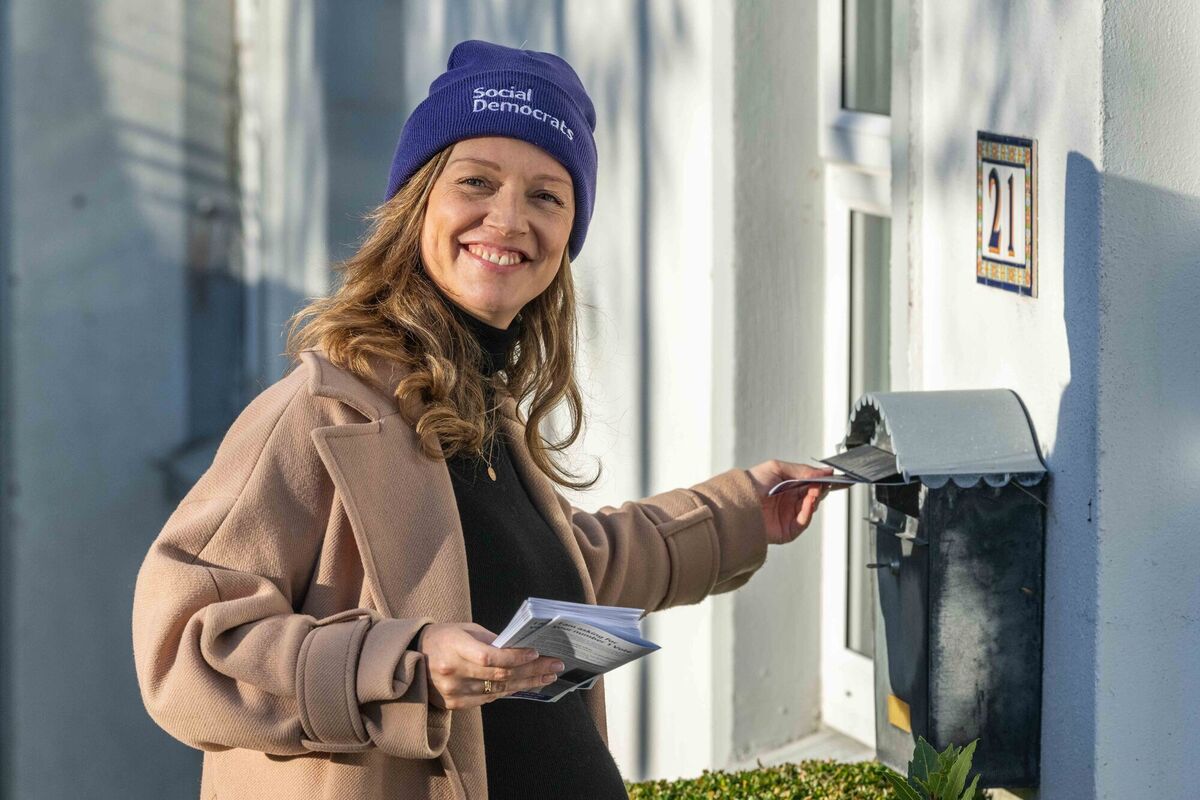 Social Democrats leader Holly Cairns TD canvassed in Schull, West Cork today, assisted by her team of four. Picture: Andy Gibson. Social Democrats leader Holly Cairns TD canvassed in Schull, West Cork today, assisted by her team of four. Picture: Andy Gibson.