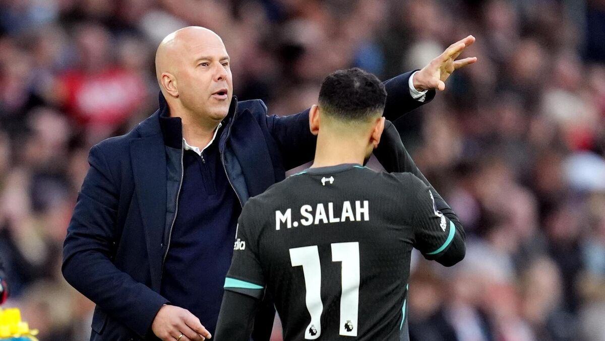 Liverpool manager Arne Slot passes on instructions to Mohamed Salah during the Premier League match at St Mary's Stadium, Southampton. Picture date: Sunday November 24, 2024.