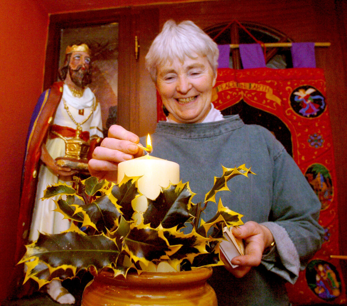 Well known author and artist Alice Taylor lighting her Christmas candle in Innishannon.Picture: Richard Mills. Well known author and artist Alice Taylor lighting her Christmas candle in Innishannon.Picture: Richard Mills.