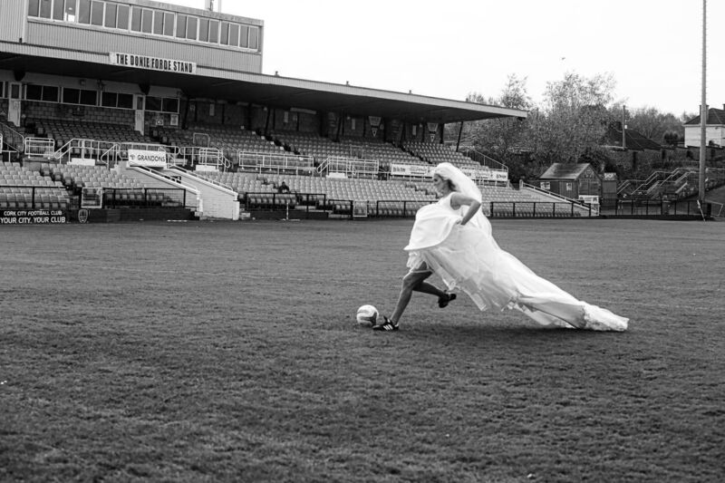 Barbara est chroniqueuse sportive et joue au football avec Wilton. 