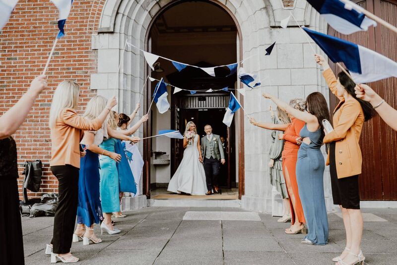 Le couple a reçu une haie d'honneur à la sortie de l'église de la part des coéquipiers de Barbara.