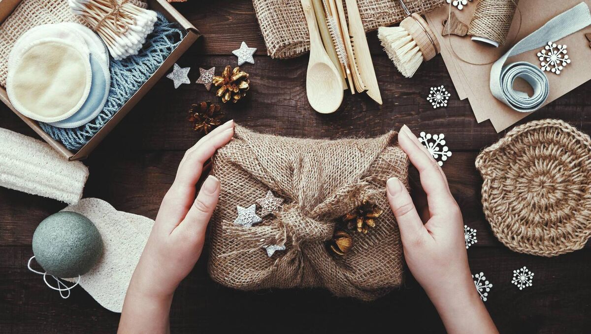 Alternatives to wasteful wrapping paper include scarves, cloth or reusable gift bags. Alternatives to wasteful wrapping paper include scarves, cloth or reusable gift bags.