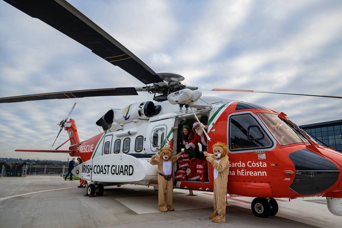 Santa’s helicopter arrives in the CUH after the Kinsale Lions organised for the big man to visit the children's ward there, then travel by police convoy to the Mercy and SIVUH. Picture: Chani Anderson Santa’s helicopter arrives in the CUH after the Kinsale Lions organised for the big man to visit the children's ward there, then travel by police convoy to the Mercy and SIVUH. Picture: Chani Anderson