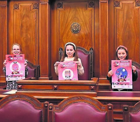 Corkmas Christmas art competition winners Nina, Laura, and Mariana, from Our Lady of Lourdes in Ballinlough. Picture: Aisling Hayles
Corkmas Christmas art competition winners Nina, Laura, and Mariana, from Our Lady of Lourdes in Ballinlough. Picture: Aisling Hayles