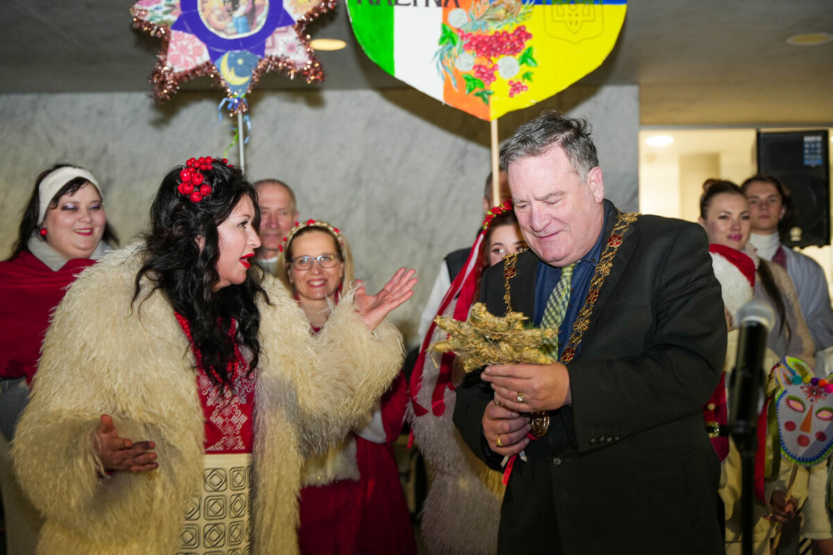 Choir conductor Svitlana Deikun gives Lord Mayor Dan Boyle a traditional Ukrainian gift.