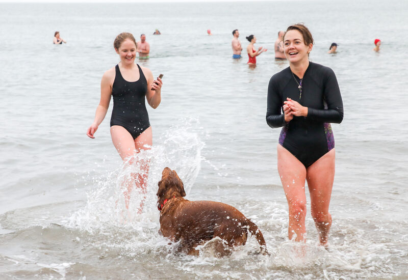 Fountainstown, Cork, Ireland. 25th December, 2024. Sisters Órla and Denise Calnan with Jess a Golden Irish taking part in the Christmas Day swim in Fountainstown, Co. Cork. Picture: David Creedon Fountainstown, Cork, Ireland. 25th December, 2024. Sisters Órla and Denise Calnan with Jess a Golden Irish taking part in the Christmas Day swim in Fountainstown, Co. Cork. Picture: David Creedon