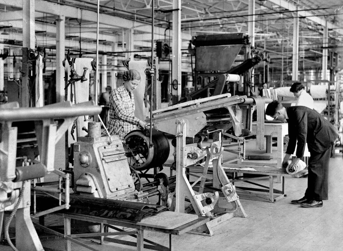 Employees of the Dunlop rubber factory, the Marina in 1935. 
