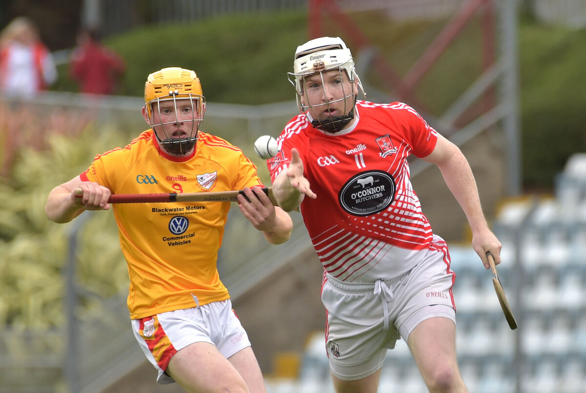 Brian Corcoran, Eire Óg looking on as Nicky Kelly of Mayfield hand passes this ball during their Cork County I.H.C. match at Páirc Uí Rinn. Picture Dan Linehan  Brian Corcoran, Eire Óg looking on as Nicky Kelly of Mayfield hand passes this ball during their Cork County I.H.C. match at Páirc Uí Rinn. Picture Dan Linehan