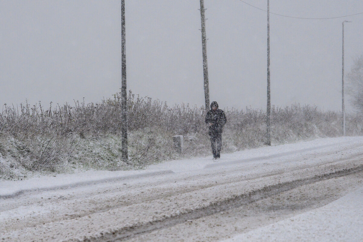 Walking in the snow at Whitechurch, Cork. Picture Dan Linehan Walking in the snow at Whitechurch, Cork. Picture Dan Linehan