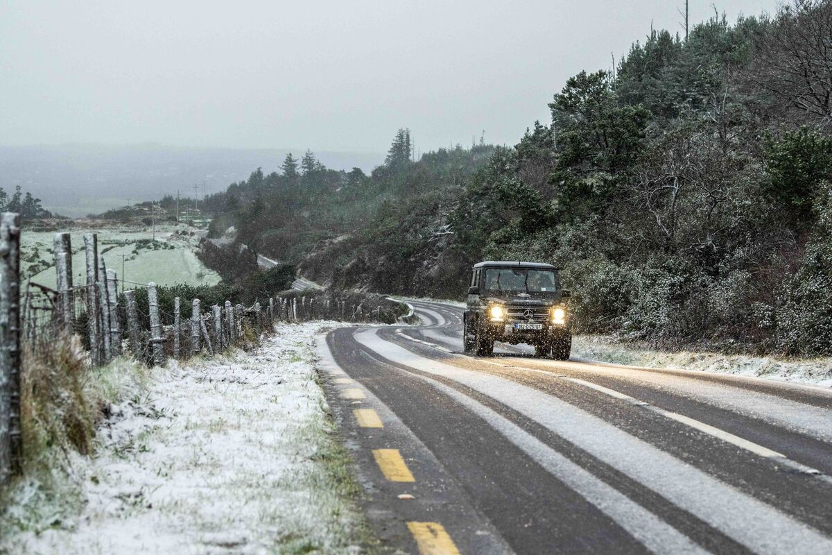 Parts of West Cork are currently experiencing heavy falls of snow, which started early this afternoon. Temperatures are currently below 0C and are expected to fall further overnight. The N71 at Barnageeha between Bantry and Ballydehob was very treacherous this afternoon. Picture: Andy Gibson. Parts of West Cork are currently experiencing heavy falls of snow, which started early this afternoon. Temperatures are currently below 0C and are expected to fall further overnight. The N71 at Barnageeha between Bantry and Ballydehob was very treacherous this afternoon. Picture: Andy Gibson.