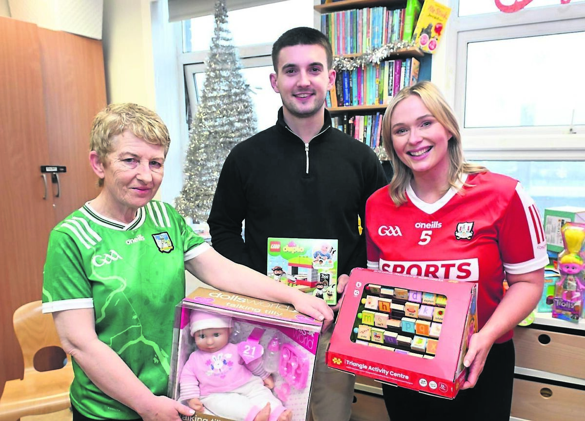 Cork hurler Shane Kingston making a toy drop in conjuction with Eir to the children in the Puffin Ward at the Cork University Hospital; also above are the organiser of the event, Betty Kilkenny, with Catriona Donegan, Bishopstown.	Picture: Dan Linehan
                    