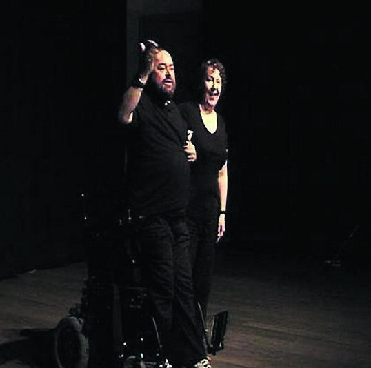 Bhuail stróc Gearóid Ó Cairealláin i 2006 agus d'fhag sin sáinnithe i gcathaoir rothaí é. Nior chloigh sin a mhisneach agus chum sé seó aonair, in éineacht lena bhean, Bríd, dar teideal The Wheelchair Monologues. Mar bhuaicphointe sa dráma seo, d'éirigh sé ina sheasamh ag a dheireadh. Sa phictiúir leis tá Bríd Ó Gallchóir, a bhean chéile.