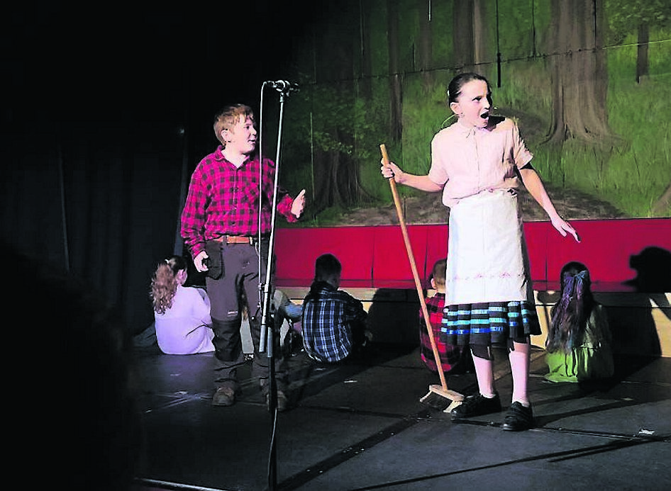 Thug Earnán Ó Cúill agus Vivienne Ní Chionnfhaolaidh ana thaispeáintais i bpáirteanna Páidín agus Úna sa dráma ‘Díoltas na Sí’ a léirigh daltaí Scoil Náisiúnta Chúil Aodha is Barr D’ínse go spleodrach in Áras Éamonn Mac Suibhne i gCúil Aodha an tseachtain seo chaite. Thug Earnán Ó Cúill agus Vivienne Ní Chionnfhaolaidh ana thaispeáintais i bpáirteanna Páidín agus Úna sa dráma ‘Díoltas na Sí’ a léirigh daltaí Scoil Náisiúnta Chúil Aodha is Barr D’ínse go spleodrach in Áras Éamonn Mac Suibhne i gCúil Aodha an tseachtain seo chaite.