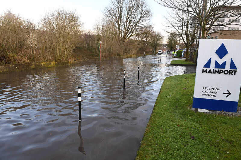 Monahan Road this morning. Clearing drains - Flooding on Centre Park Road and Monahan Road, Cork City. Pic Larry Cummins