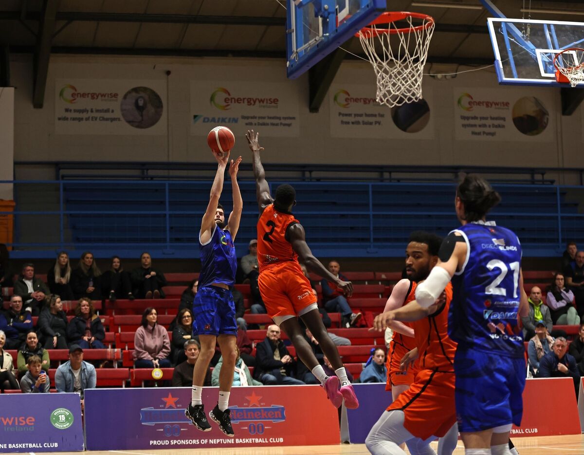  Darragh O'Sullivan, Energywise Neptune, shoots from Jonathan Brown, Sligo All Stars. Picture: Jim Coughlan.