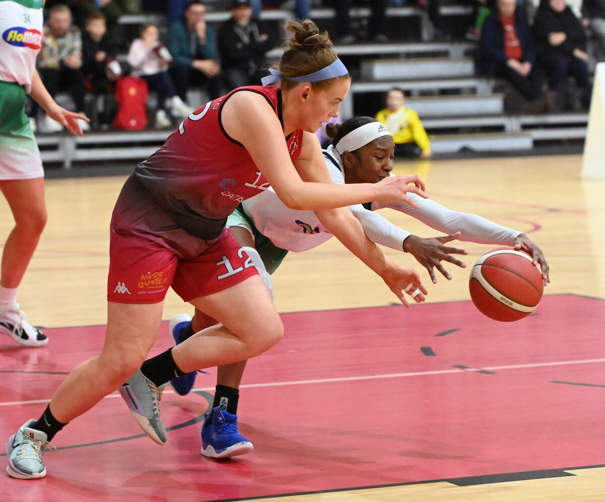 Catalyst Fr Mathews' Ciara McCarthy and Liffey Celtics' Eboni Williams tussle for the ball. Picture: Eddie O'Hare Catalyst Fr Mathews' Ciara McCarthy and Liffey Celtics' Eboni Williams tussle for the ball. Picture: Eddie O'Hare
