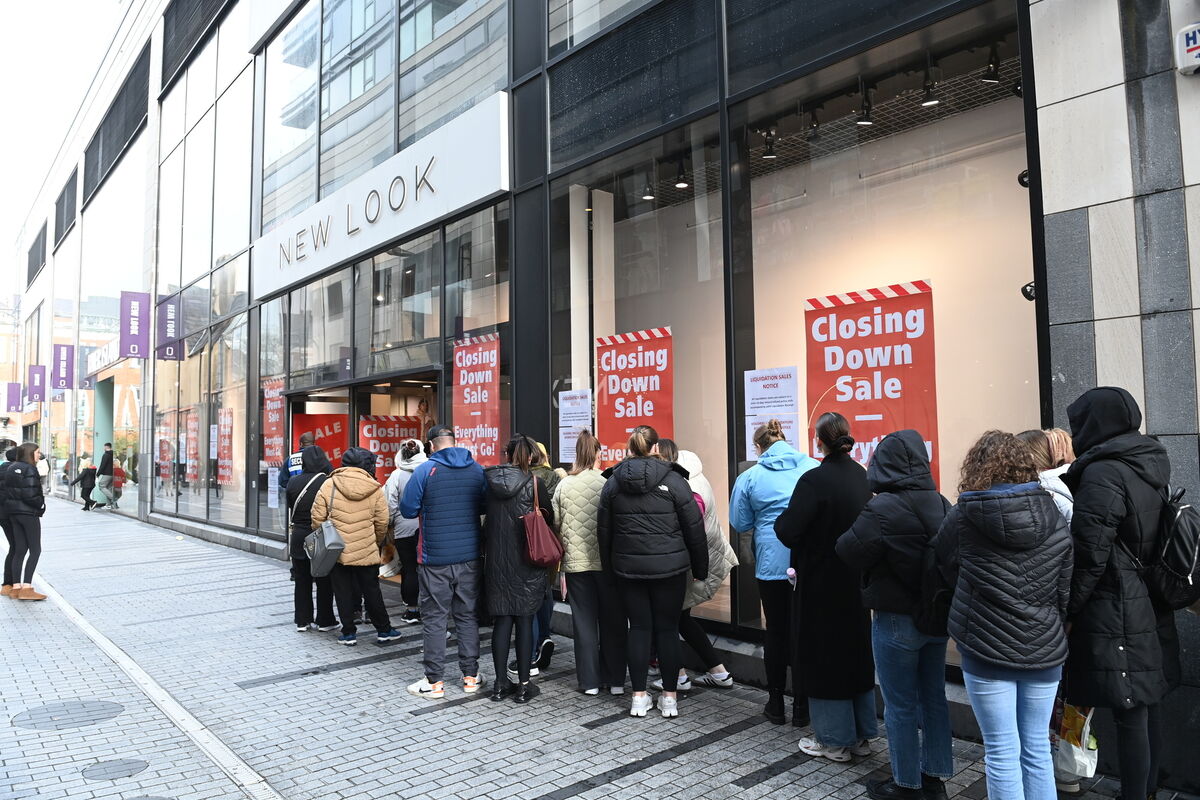 Queues for the closing down liquidation sale at the fashion store New Look , at Opera Lane, Cork City on Sunday afternoon. Pic: Larry Cummins 
