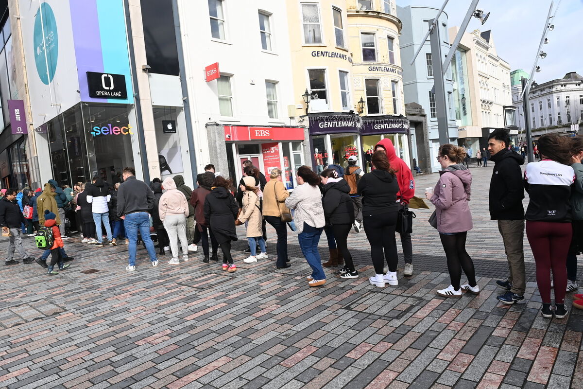 Queues for the closing down liquidation sale at the fashion store New Look , at Opera Lane, Cork City on Sunday afternoon. Pic: Larry Cummins 