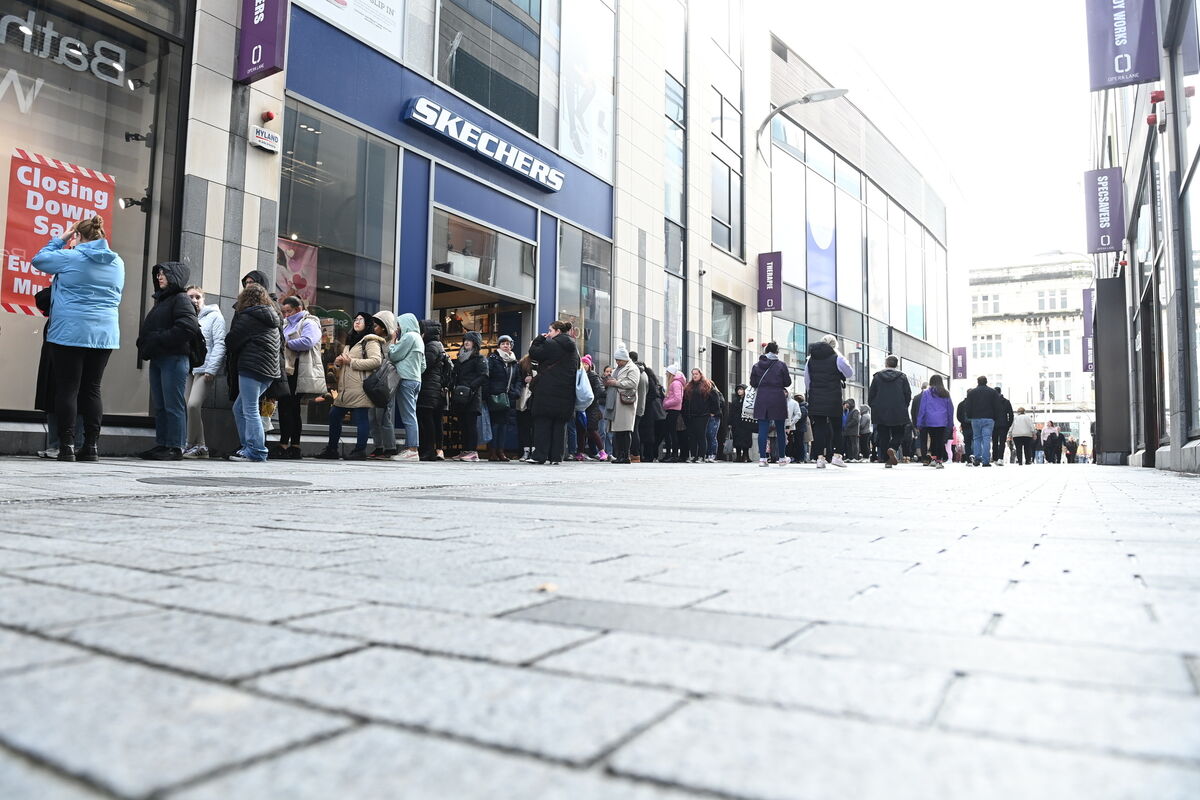 Queues for the closing down liquidation sale at the fashion store New Look , at Opera Lane, Cork City on Sunday afternoon. Pic: Larry Cummins 