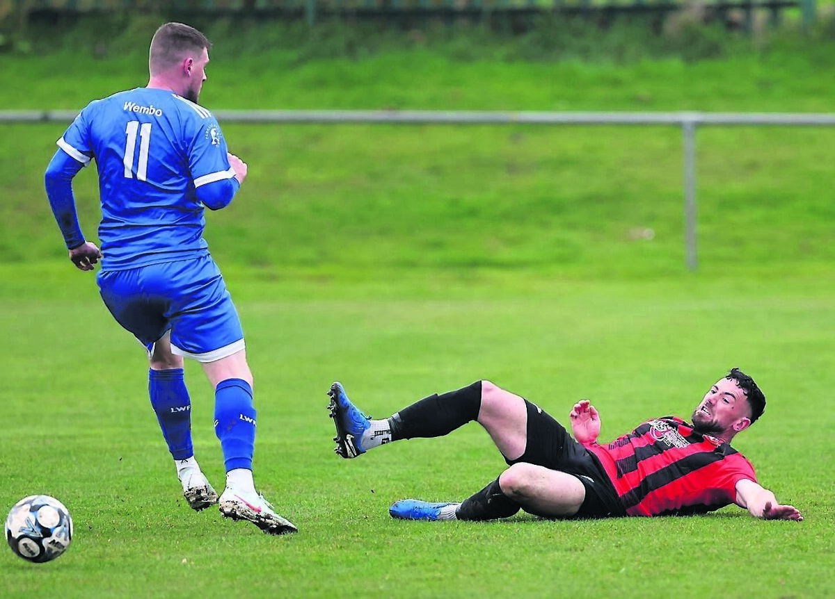 Ringmahon Rangers’ Ethon Varian gets a header away despitre pressure from Liffey Wanderers’ Jamie Wilson. Picture: Jim Coughlan
Ringmahon Rangers’ Ethon Varian gets a header away despitre pressure from Liffey Wanderers’ Jamie Wilson. Picture: Jim Coughlan
