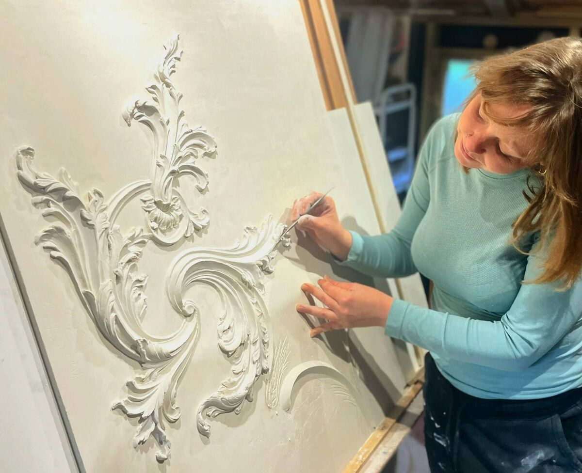 Dolcie started out learning the basic elements of plain plastering but naturally moved towards decorative plastering and conservation, which is her area of expertise.