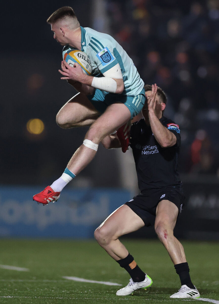 Munster's Ben O'Connor gets to the ball ahead of Glasgow Warriors' Seb Cancelliere. Picture: INPHO/James Crombie