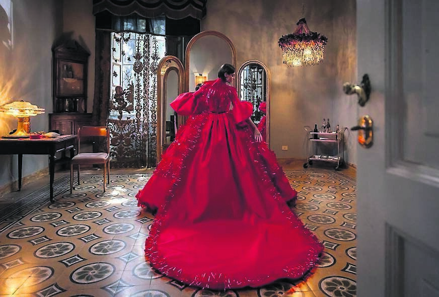 Diamanti (Diamonds) focuses on the world of prestigious tailoring