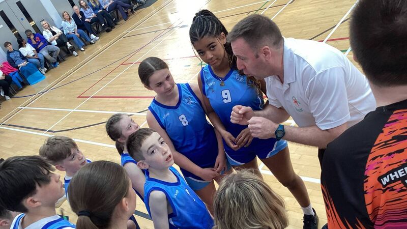 Pa Curran promoting basketball for all students at Coláiste Pobail Bheanntraí