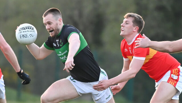 <p> Nemo Rangers' Alan O'Donovan races past Éire Óg's Jack Murphy. Picture: David Keane</p>