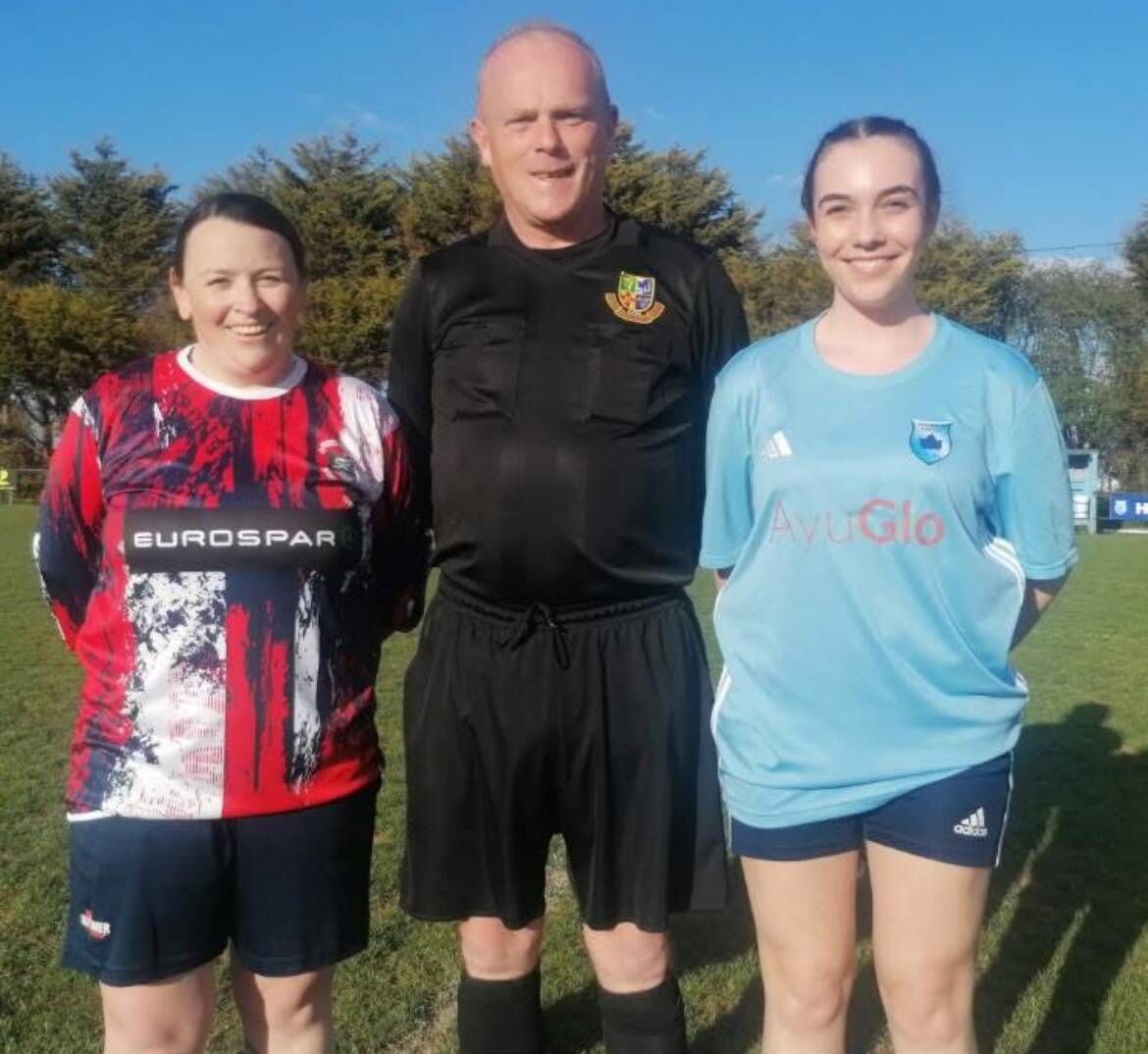 Captains Mary McDonnell (Springfield Ramblers) and Ellie Smyth (Avondale) with referee Mark O’Connell before a CWSSL game.
