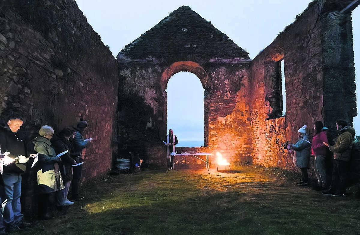 Reverend James Power says dawn Mass on Easter Sunday at the old St Matthew’s Church and graveyard at Templebreedy, Crosshaven, Co Cork.	Picture: David Creedon
                    