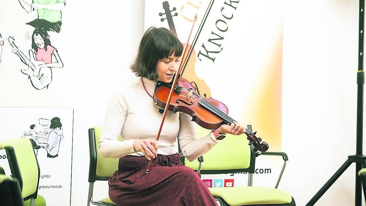Féile Fearann Rí festival director Dr Jessica Cawley leads the festival’s youth trad session at Hollyhill Library. Picture: Fionn Mulvey
Féile Fearann Rí festival director Dr Jessica Cawley leads the festival’s youth trad session at Hollyhill Library. Picture: Fionn Mulvey