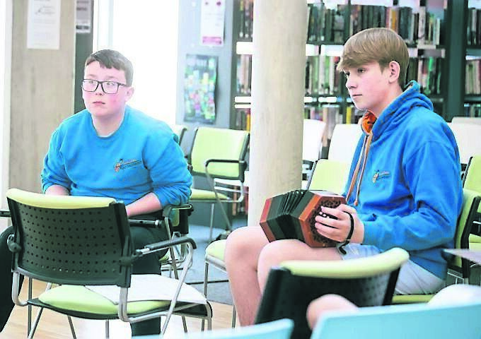 Young musicians from Club Ceoil Knocknaheeny performing in the Féile Fearann Rí youth trad session at Hollyhill Library. Young musicians from Club Ceoil Knocknaheeny performing in the Féile Fearann Rí youth trad session at Hollyhill Library.