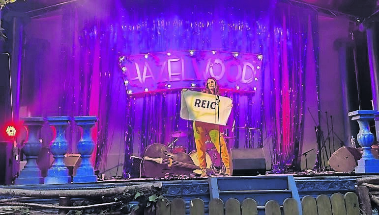 Beidh Ciara Ní É ag teacht go Maigh Chromtha go luath chun ‘REIC’ a dhéanamh - oíche filíochta ilteangach ar bhruach na Gaeltachta. Tá sí le bheith in Amharclann Bhearna (Briery Gap) na Sceach ar Bealtaine 16.