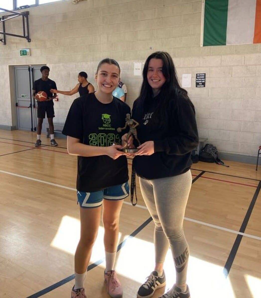 Garreth Blount’s sister Molly presents the senior women’s trophy to Mia Finnegan after the tournament in upper Glanmire Community Centre. KD 