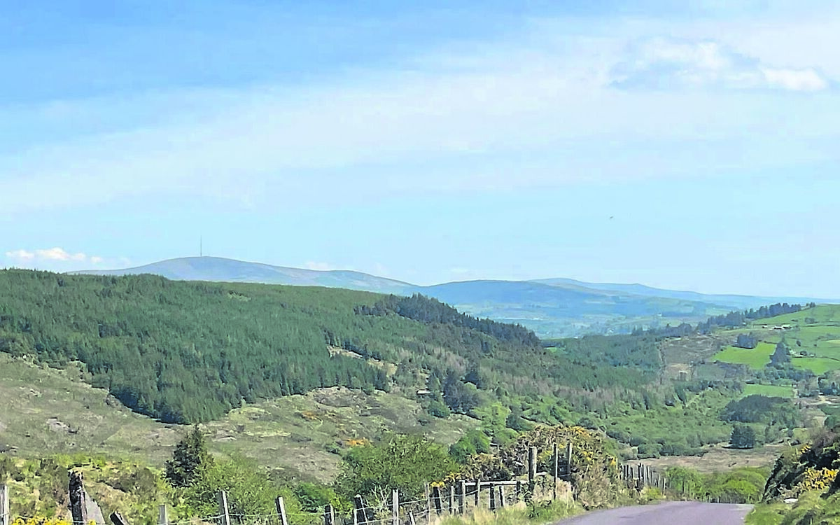 Tá an Samhradh tagtha agus spéir ghorm ós cionn Mhúscraí agus an chontae ar fad. Is é seo an radhac soir ó thuaidh ó láimh le Barr a’Chuma Dé Domhnaigh. Ní i gcónaí a bhíonn an aimsir chomh breá le seo. Tagann an ceannlíne ó dhán le Dubhglás de hÍde, céad Uachtarán na hÉireann agus file ar a raibh An Chraoibhín Aoibhinn mar ainm chléite. Tá an Samhradh tagtha agus spéir ghorm ós cionn Mhúscraí agus an chontae ar fad. Is é seo an radhac soir ó thuaidh ó láimh le Barr a’Chuma Dé Domhnaigh. Ní i gcónaí a bhíonn an aimsir chomh breá le seo. Tagann an ceannlíne ó dhán le Dubhglás de hÍde, céad Uachtarán na hÉireann agus file ar a raibh An Chraoibhín Aoibhinn mar ainm chléite.