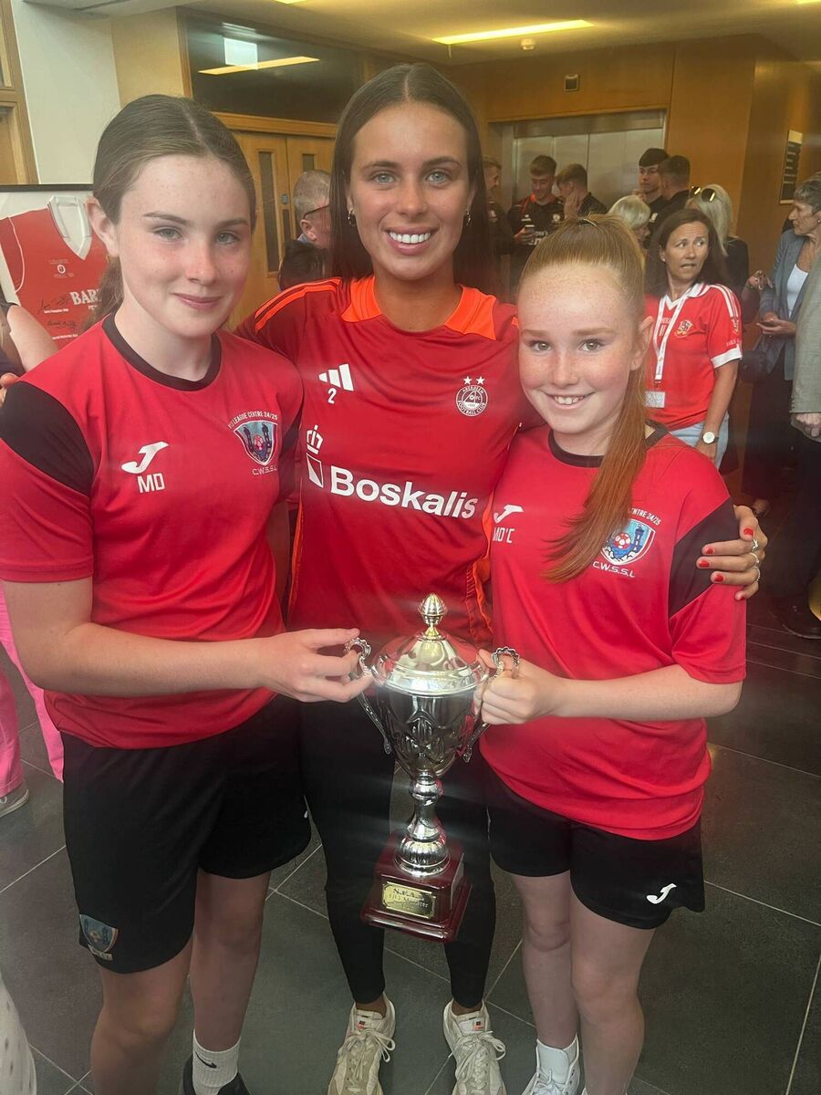 Aberdeen professional player Alix Mendez with Cork schoolgirls captains Molly Dennis and Maisie O’Callagahan. BOC 
