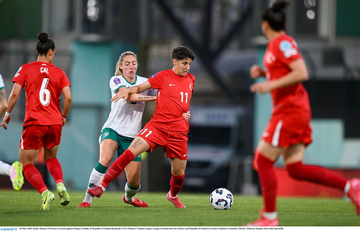 Kader Hançar tries to hold off Megan Connolly. Picture: Stephen McCarthy/Sportsfile