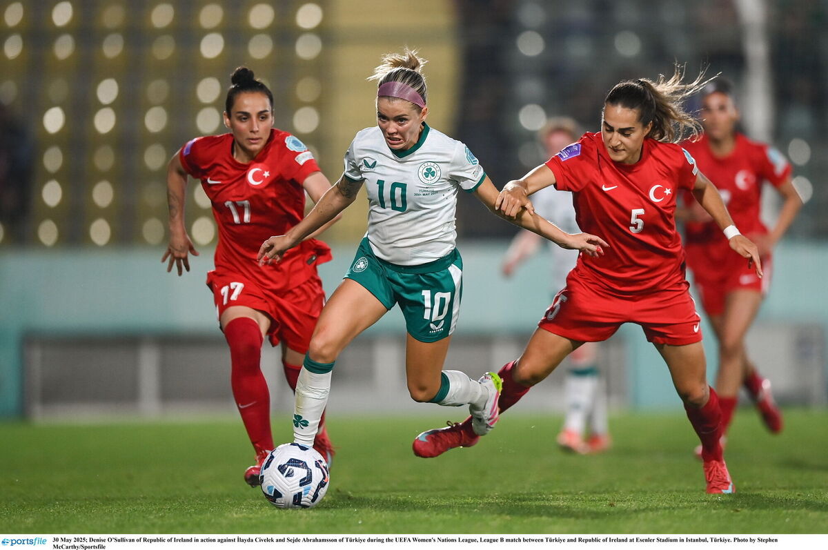 Ireland playmaker Denise O’Sullivan takes on İlayda Civelek and Sejde Abrahamsson. Picture: Stephen McCarthy/Sportsfile