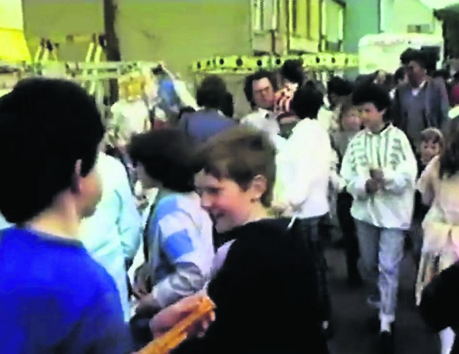 Bhíodh sé ina chogadh dhearg sa Charraig le linn na Cincíse fadó agus buachaillí is cailíní ag déanamh luíocháin ar a chéile le gunnaí uisce.