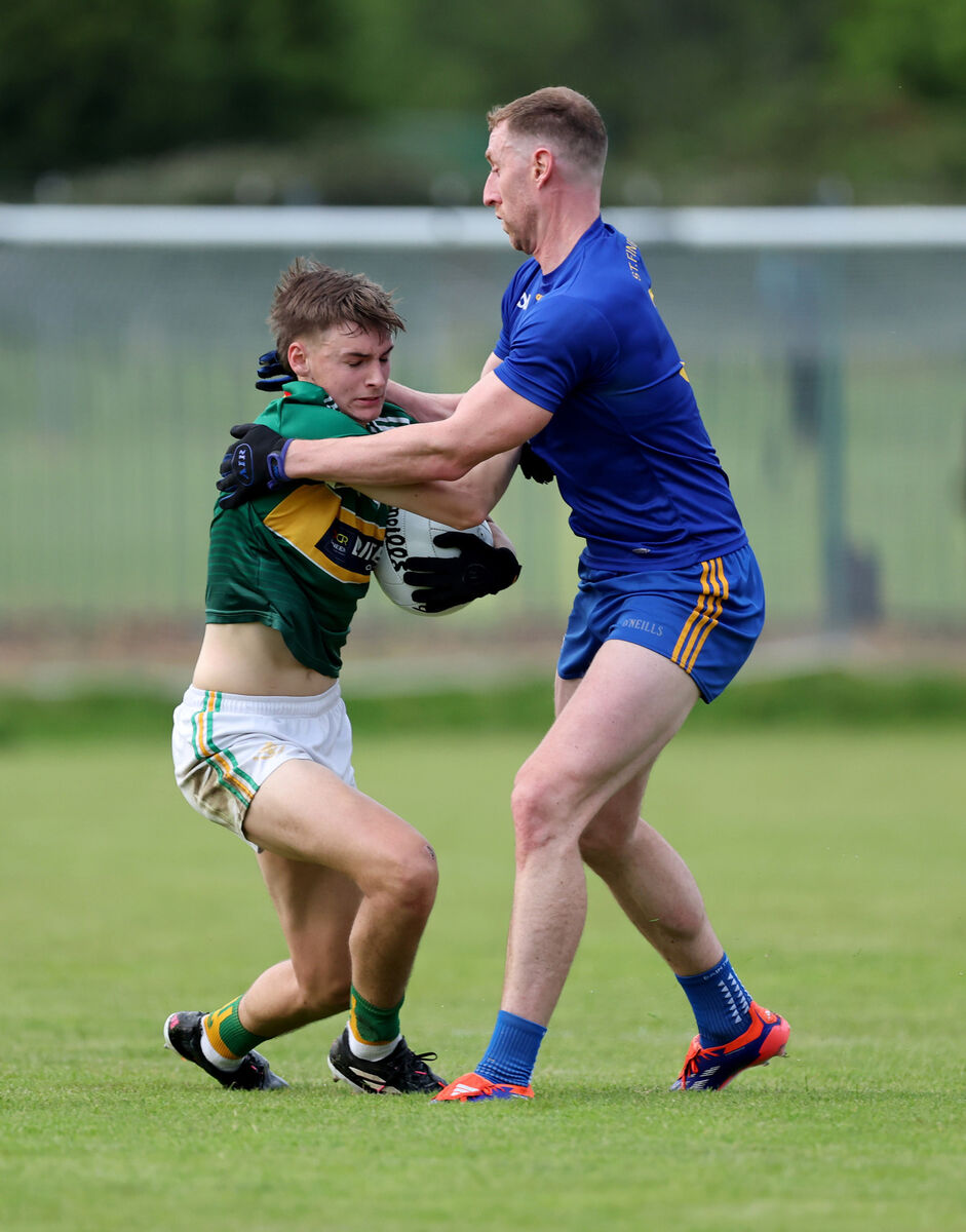 Kyle Leahy, St. Michael's, Jamie Burns, St. Finbarr's scrap for possession. Picture: Jim Coughlan.