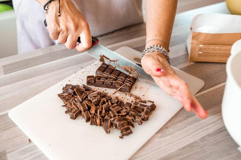 At the moment, the best advice seems to be to eat small amounts of good quality chocolate with minimum additives and at least 70% cocoa At the moment, the best advice seems to be to eat small amounts of good quality chocolate with minimum additives and at least 70% cocoa