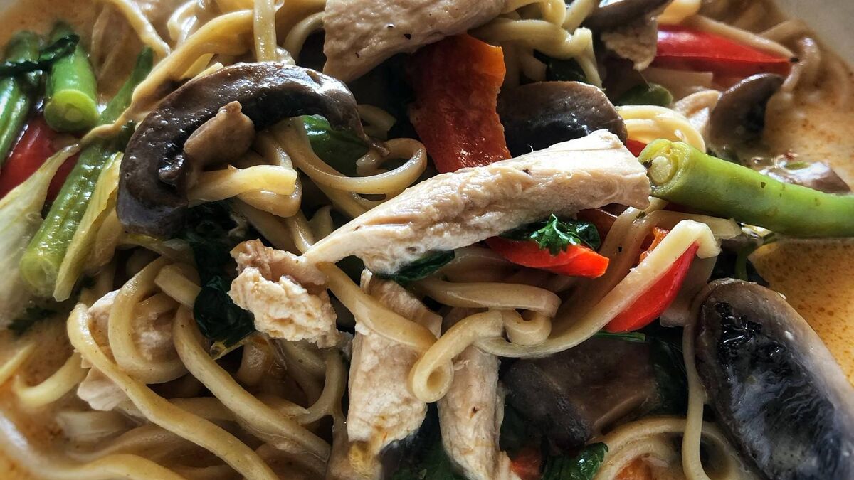 Weekend Foodie: Coconut noodles with chicken for and veg for dinner in a flash