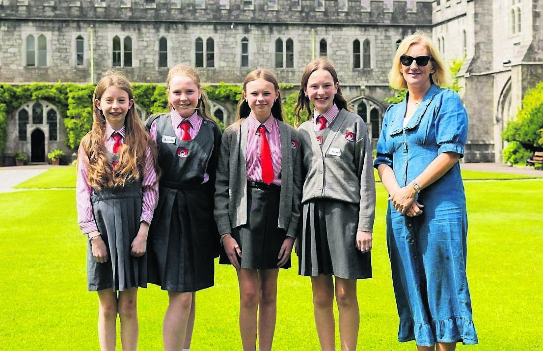 Fuair daltaí ó Ghaelscoil Uí Riada i Wilton cuireadh go dtí an ocáid i gCÓC freisin agus seo iad lena múínteoir. Fuair daltaí ó Ghaelscoil Uí Riada i Wilton cuireadh go dtí an ocáid i gCÓC freisin agus seo iad lena múínteoir.