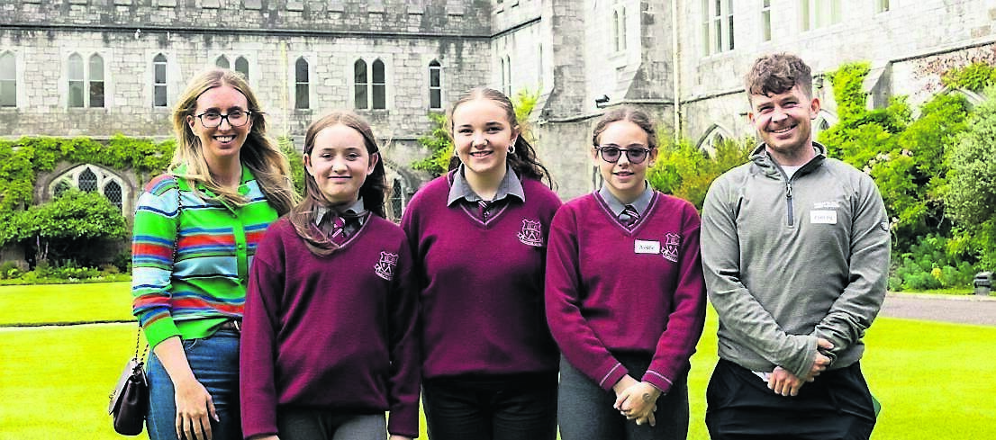 Seo iad na daltaí agus a múinteoirí a tháinig go dtí Coláiste na hOllscoile Corcaigh ó Ghaelscoil de hÍde i Mainistir Fhear Maí Seo iad na daltaí agus a múinteoirí a tháinig go dtí Coláiste na hOllscoile Corcaigh ó Ghaelscoil de hÍde i Mainistir Fhear Maí
