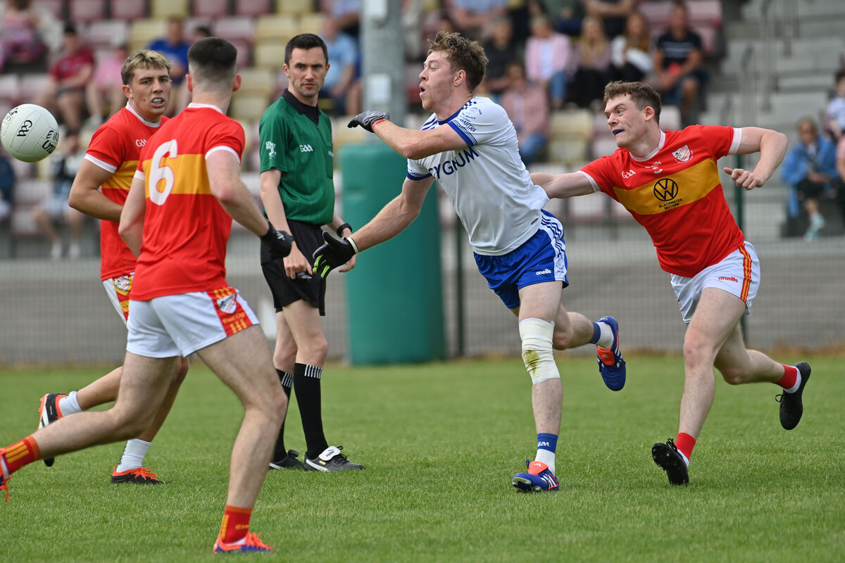  Hugh Murphy of Éire Óg puts pressure on Antóin Ó Cuana of Cill na Martra. Picture: Dan Linehan