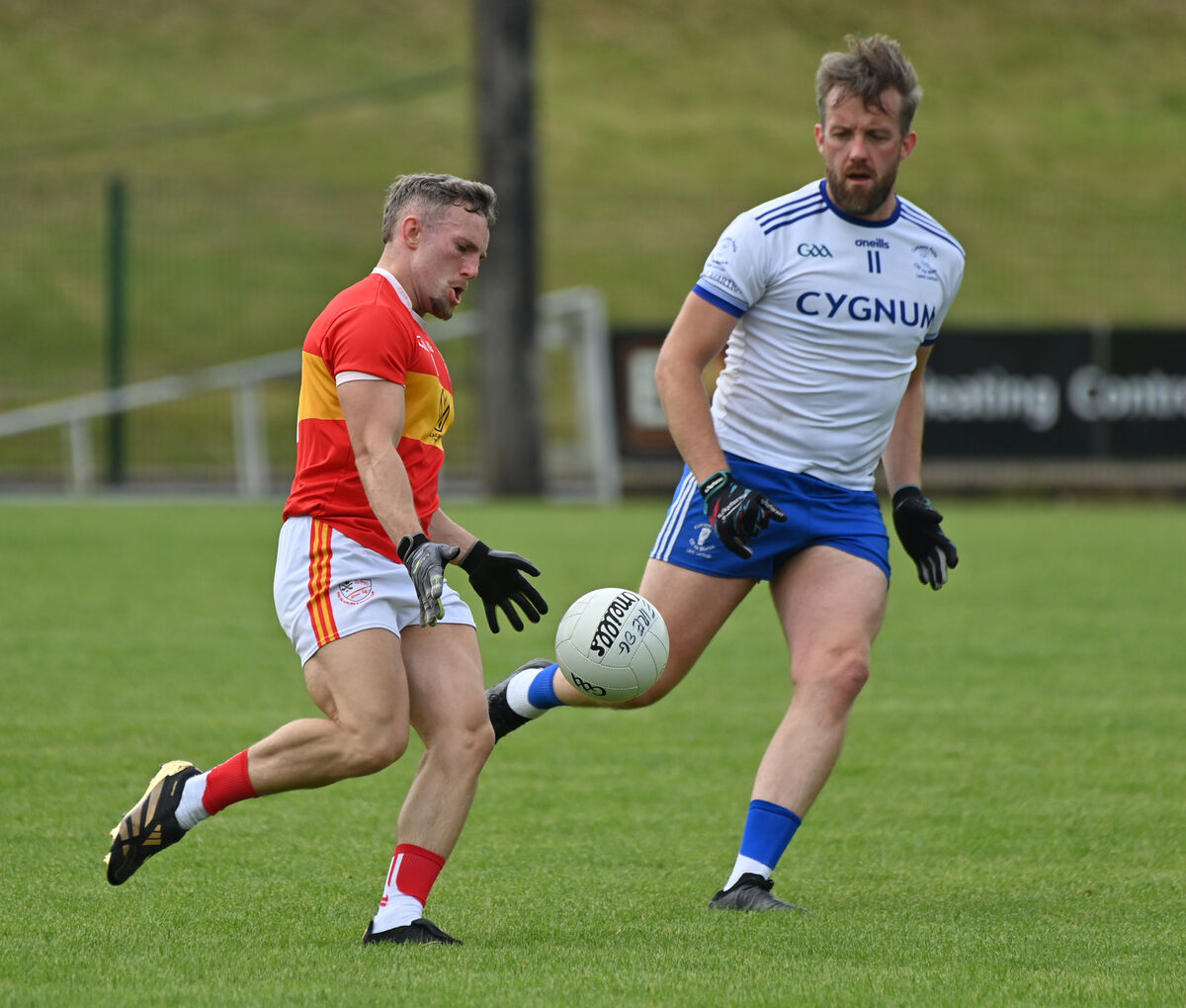  Brian Hurley of Éire Óg gets his pass away from Micheál Ó Deasúna of Cill na Martra. Picture: Dan Linehan